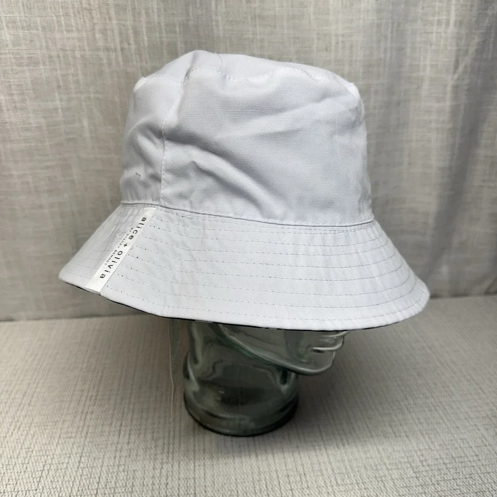 Alice + Olivia Bucket Hat Womens OS Black White Reversible Daisy Floral Designer
